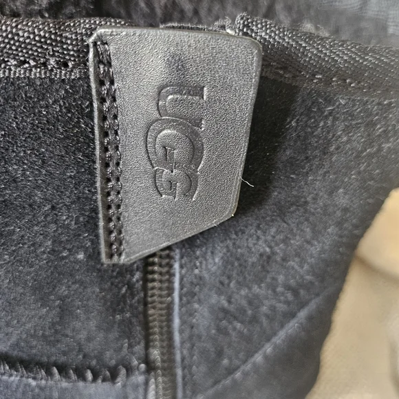 UGG Women's Black Mini Bailey Zip, Size 9 - Picture 5 of 11
